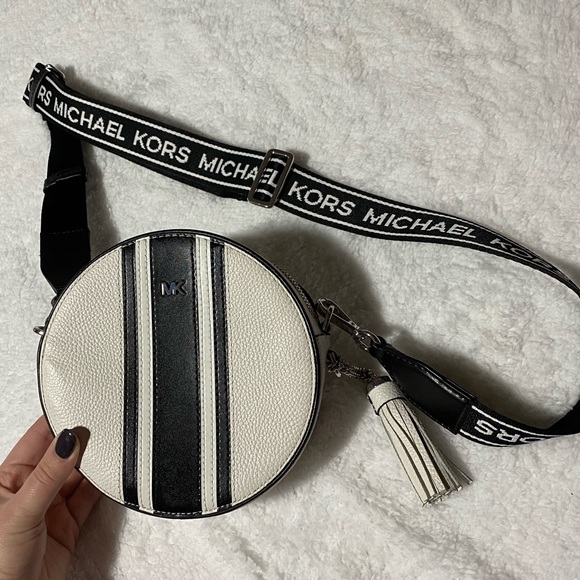 Michael Kors | Bags | Michael Kors Circle Crossbody Purse Mk Black White |  Poshmark